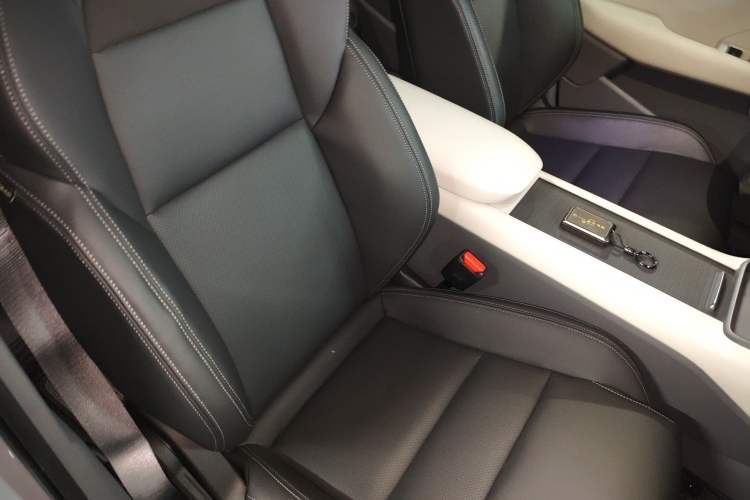 Used Lynk & Co 06 EM-P 2023 EM-P 56 Standard Range Pro Right Front Seat