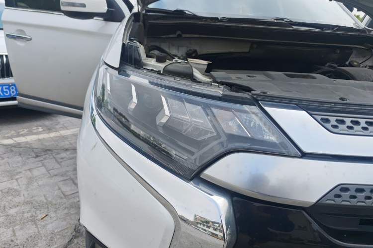 Used Mitsubishi Outlander 2019 2.4L 4x4 Zhi Xiang Edition 5 Seats China V Emission Standard Right Front Headlight