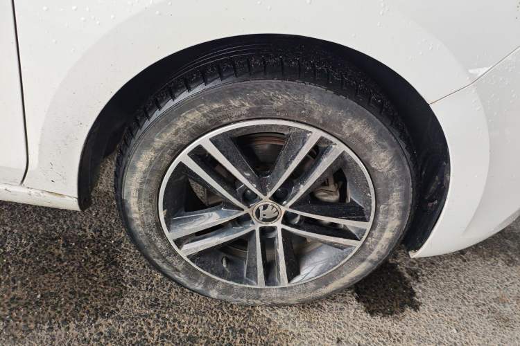 Used Skoda Rapid Spaceback 2018 1.6L Automatic Sport Edition Right Front Wheel Hub