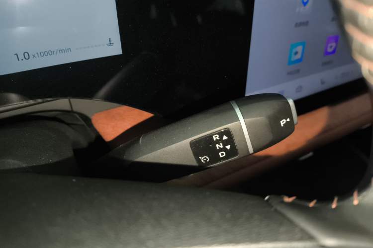 Used CHANGAN CS75 PLUS 2025 4th Generation UItra 2.0T New Blue Whale – Smart & Powerful Version Gear Lever