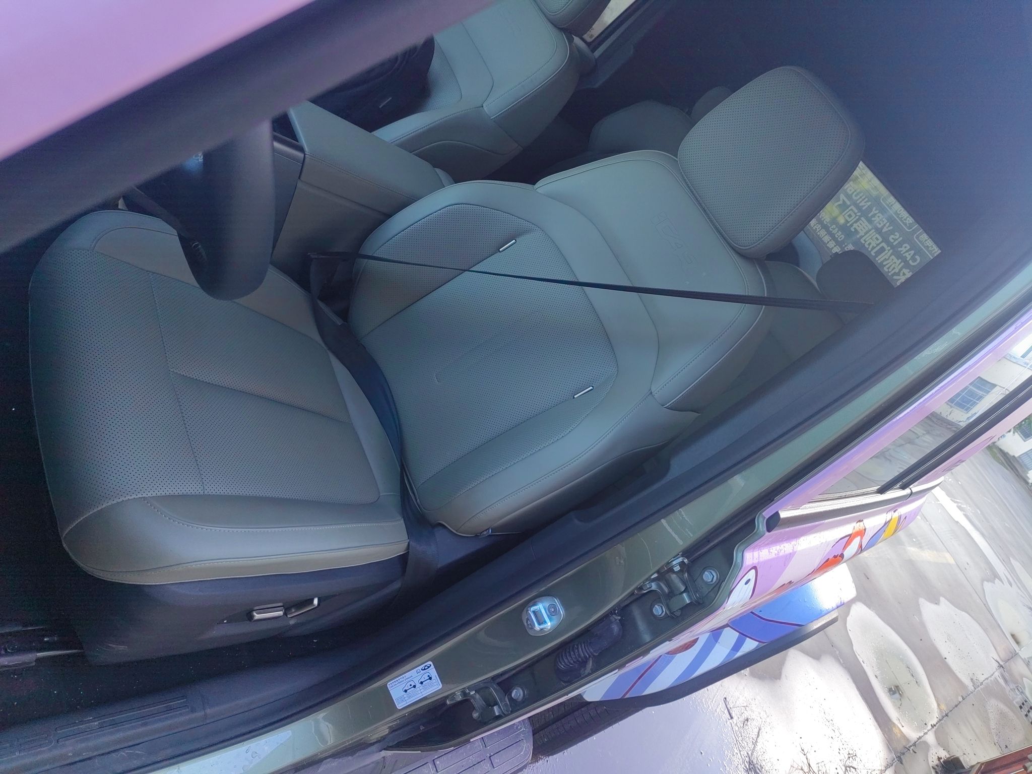 Переднее сиденье в автомобиле