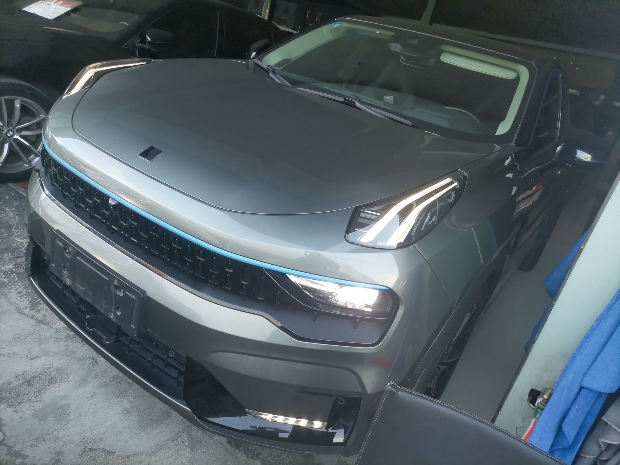 تحت مقدمة السيارة