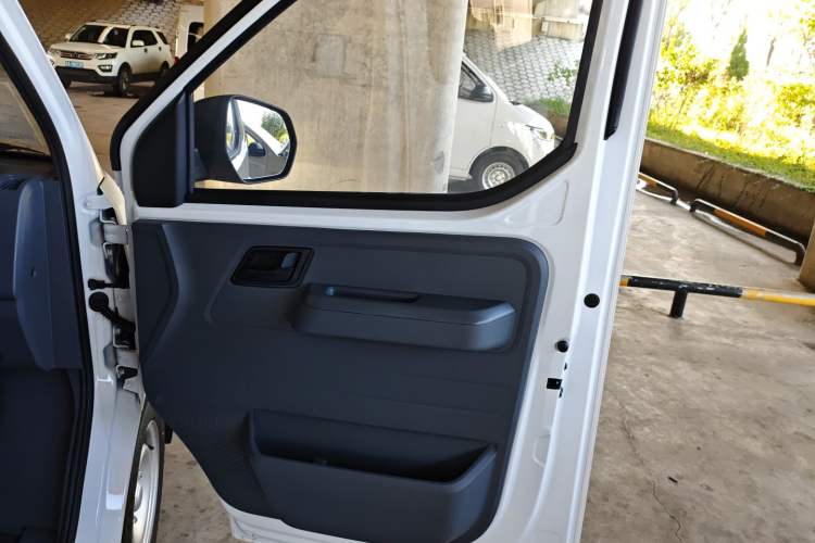 Used Wuling Yangguang 2024 300KM Comfort Version Passenger Van 75kW