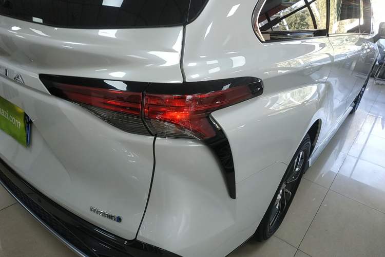 Used Toyota Granvia 2023 2.5L Hybrid Luxury Edition
