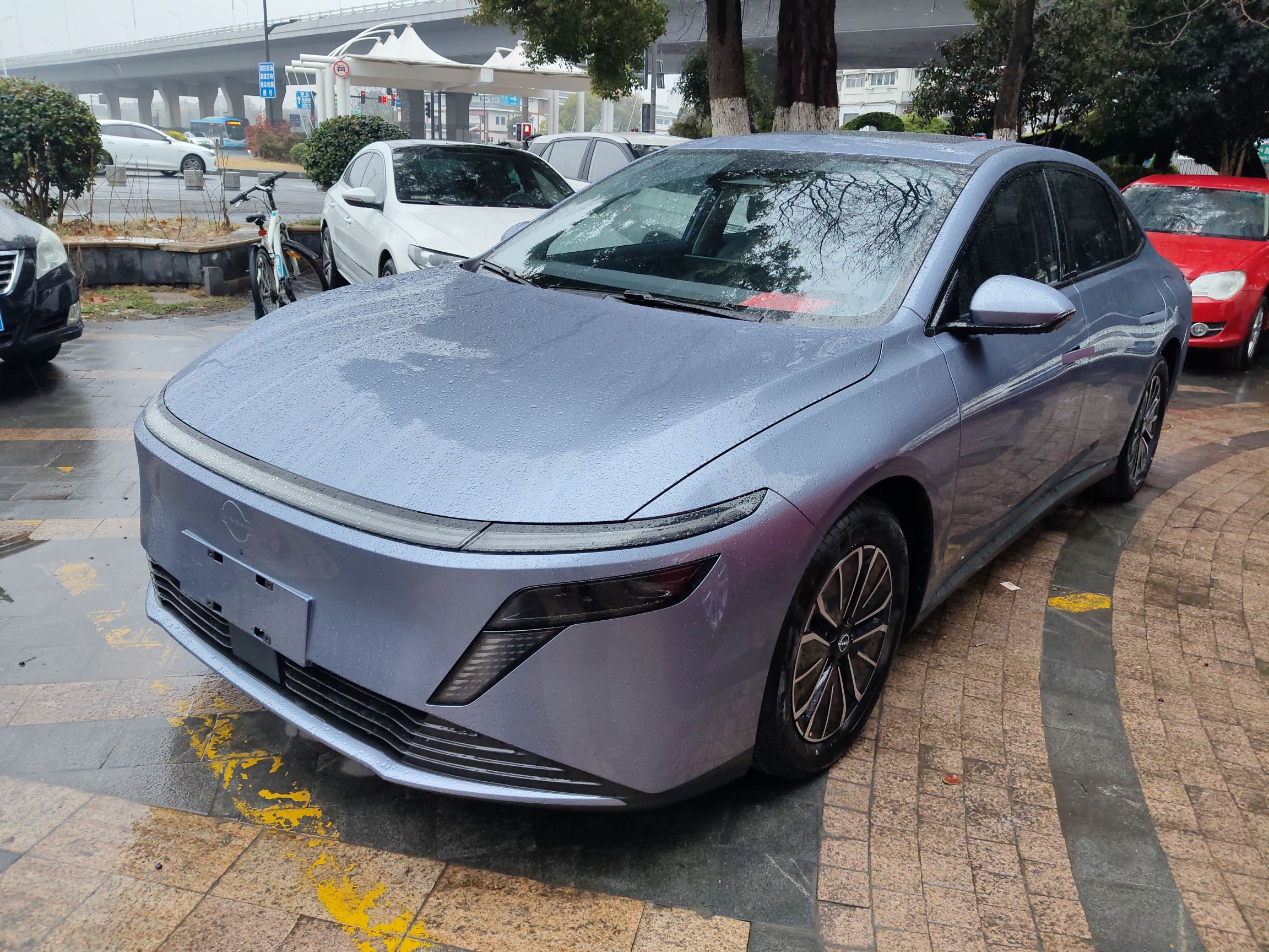 تحت مقدمة السيارة