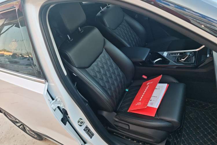 Used Wuling Asta 2022 2.0L DHT Electric-Speed Version Right Front Seat