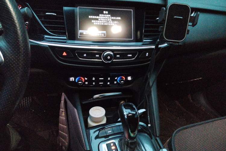 Used Buick Regal 2017 28T Luxury Edition Audio And AC Panel