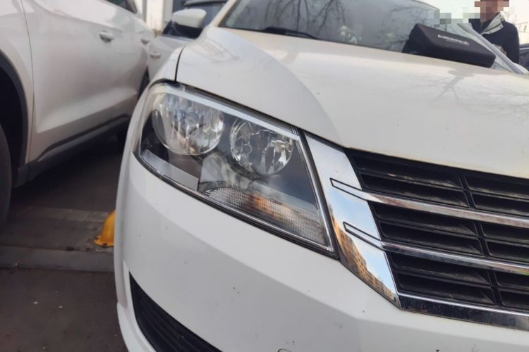 Used Volkswagen Gran Lavida 2013 1.6L Automatic Fashion Model Right Front Headlight