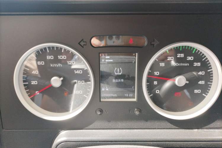 Used Iveco Daily 2021 2.5T A35 M1 Passenger Van 5-9 Seater Short Wheelbase Mid-Roof Design Dual Tires Side Sliding Door
