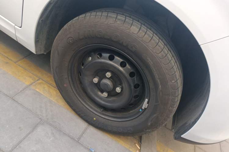 Used Wuling Hongguang New Energy 2024 All-Electric Model 300KM Standard Version Right Front Wheel Hub