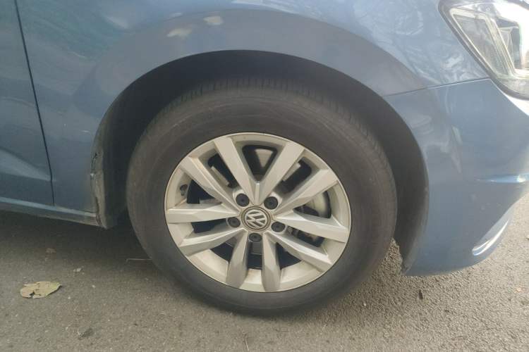 Used Volkswagen Touran 2016 Volkswagen Touran L 280TSI DSG Comfort Edition Right Front Wheel Hub