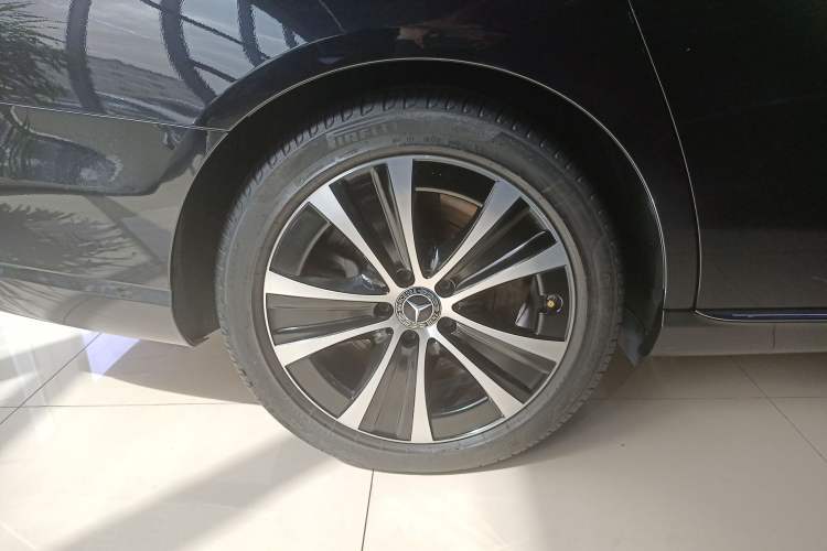 Used Mercedes-Benz E-Class New Energy 2022 Restyled E 350 e L Plug-in Hybrid Sedan Right Rear Wheel Hub