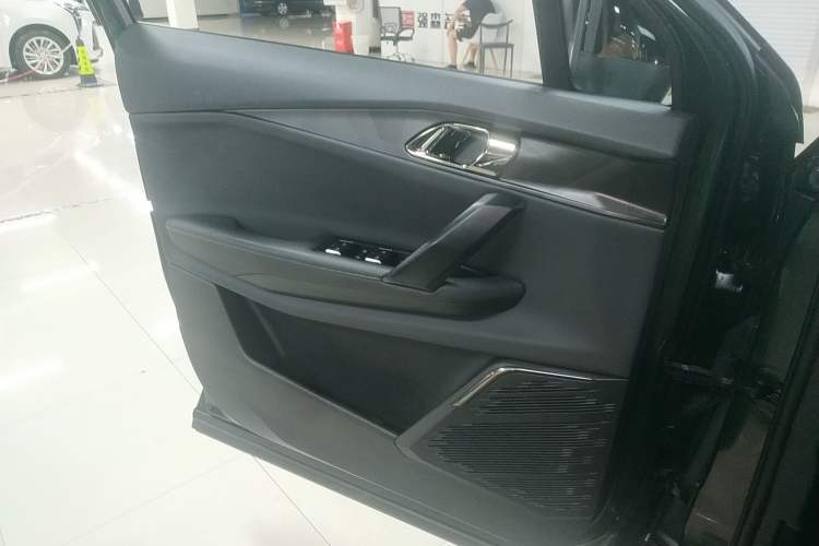 Used Lynk & Co 06 EM-P 2023 1.5T Remix PHEV Hero