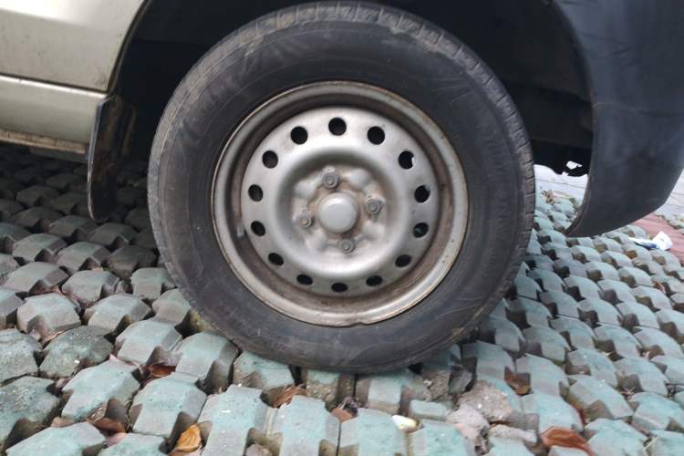 Used Wuling Zhiguang 2015 1.2L S Practical Model LSI Right Front Wheel Hub