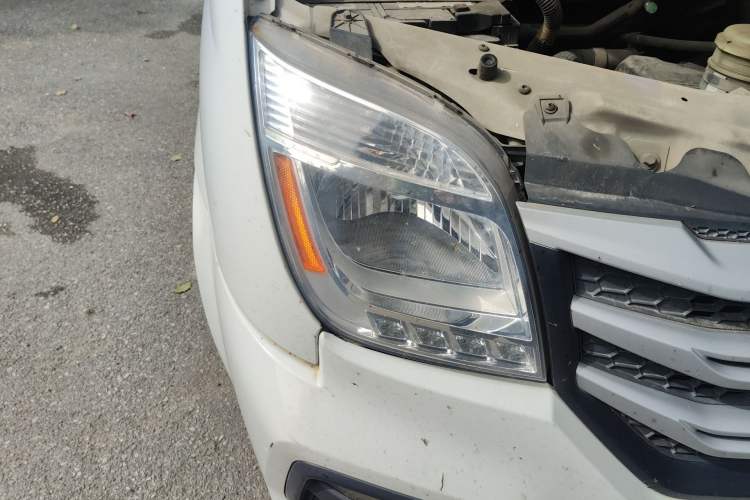 Used SAIC MAXUS Xintu V80 2018 2.5T 6-Speed Manual Aowentong Long-Wheelbase Mid-Roof 7/10-Seater Right Front Headlight