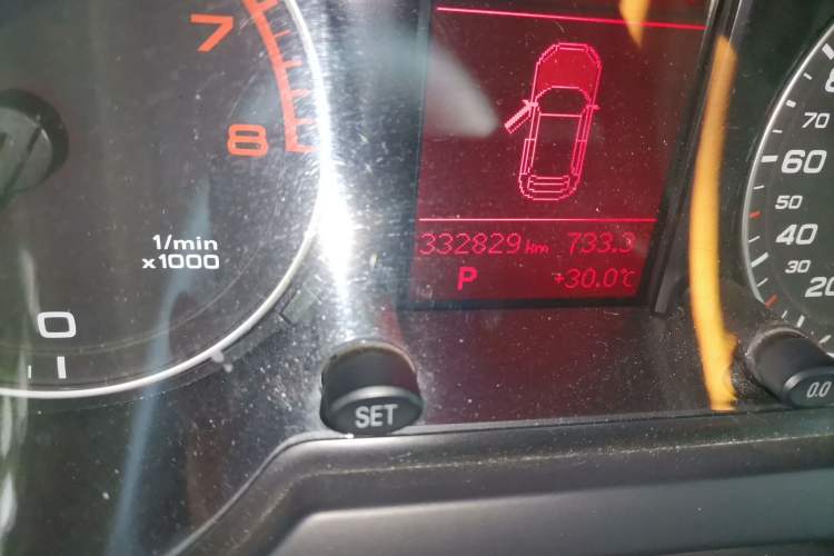 Used Audi Q5 2010 2.0TFSI Comfort Version Odometer Close Up