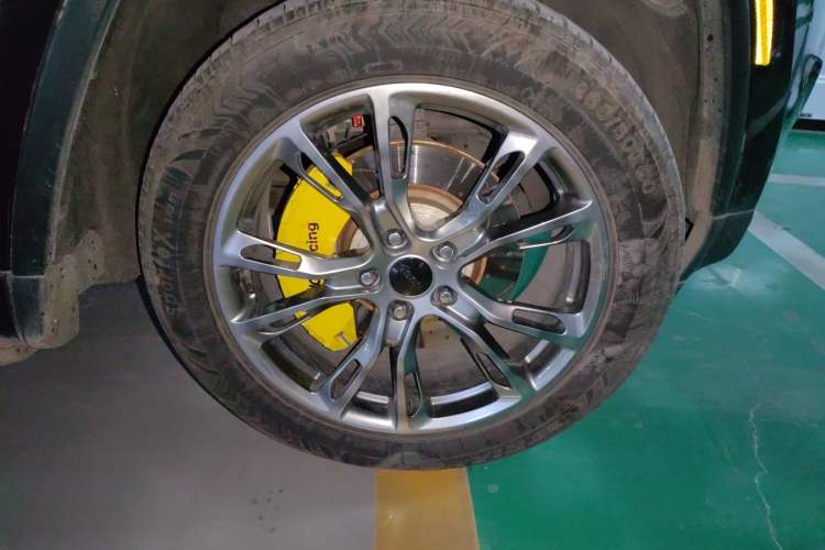 Used Jeep Grand Cherokee 2014 3.0TD Diesel Comfort Navigation Version Right Front Wheel Hub