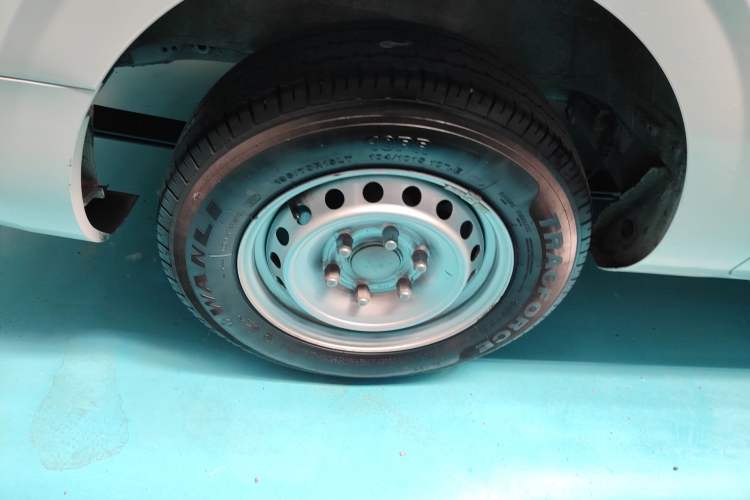 Used SAIC MAXUS Dana V1 2024 V1 Short Wheelbase Low-Roof Multi-Function Version (51 kWh)
