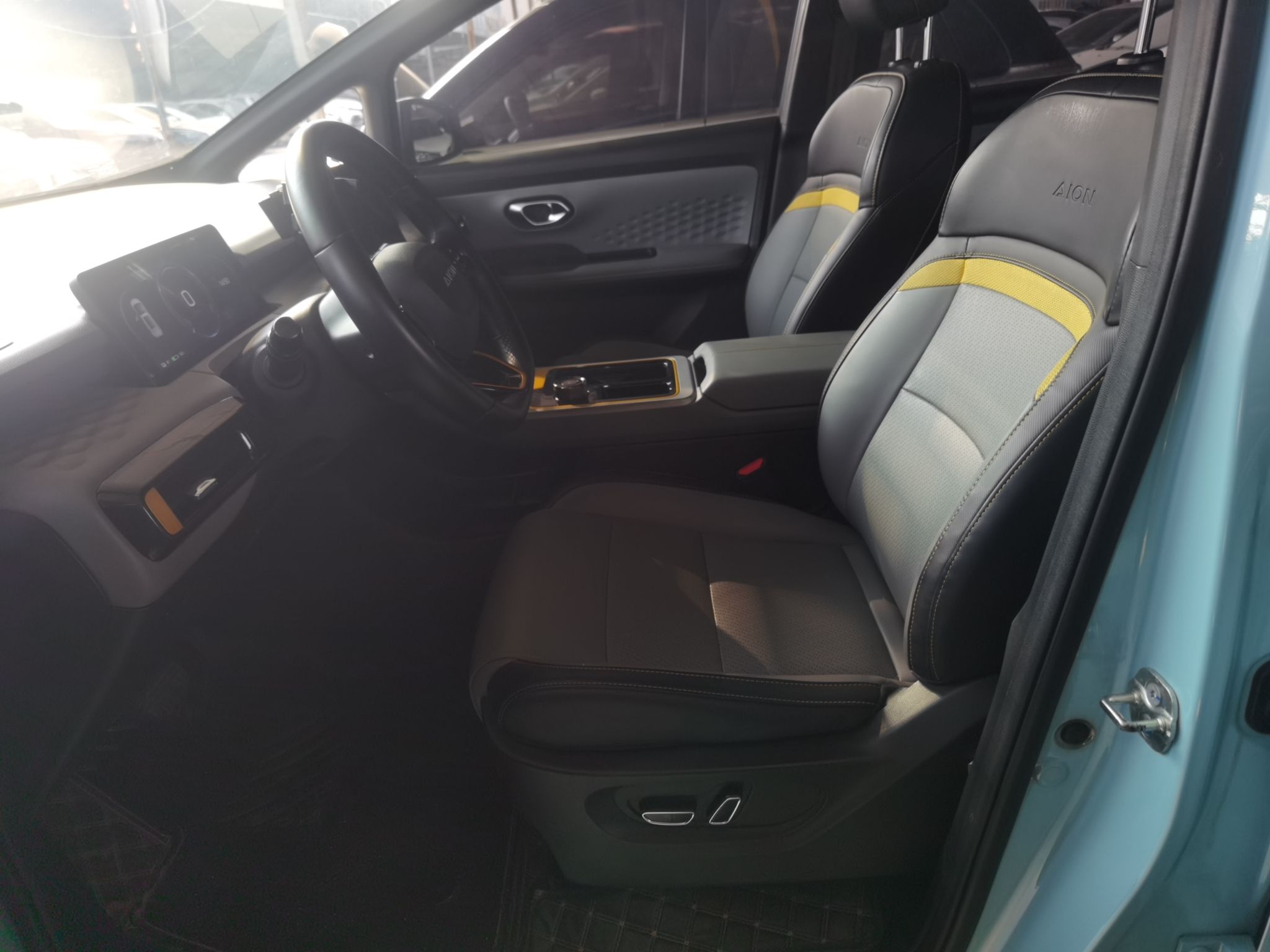 المقاعد الأمامية داخل السيارة