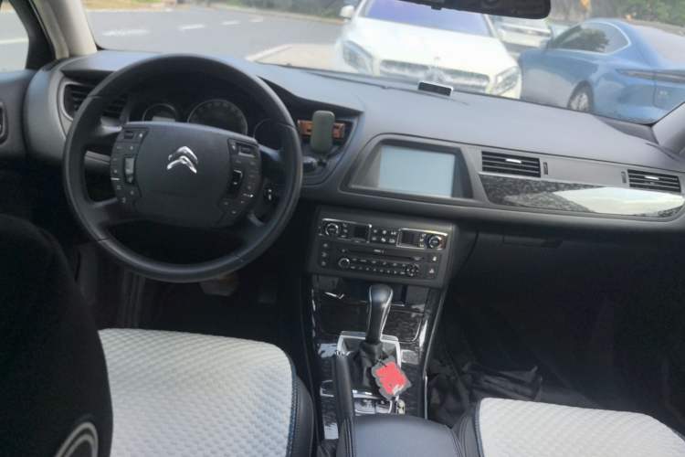 Used Citroen C5 2013 2.0L Automatic Luxury Model Center Console