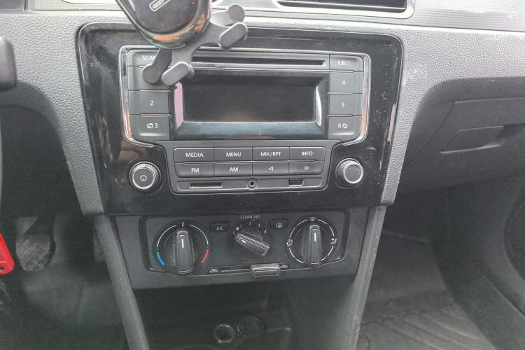 Used Volkswagen Santana 2015 1.6L Manual Fashion Edition Audio And AC Panel