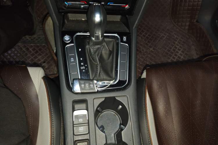 Used Volkswagen Magotan 2023 2 Million Units Commemorative Edition 330TSI DSG Luxury Version Gear Lever