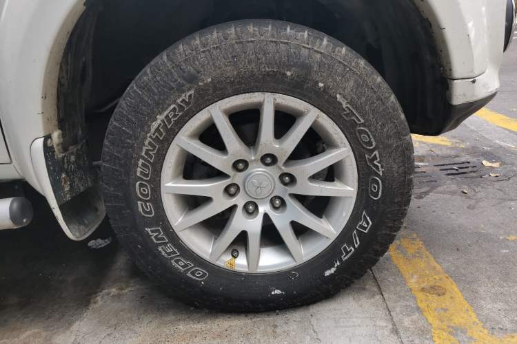 Used Mitsubishi Pajero Sport 2013 3.0L Automatic 4x4 Flagship Edition Right Front Wheel Hub