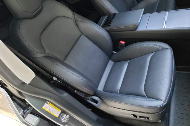 Used Tesla Model Y 2025 Rear-Wheel-Drive Version Right Front Seat