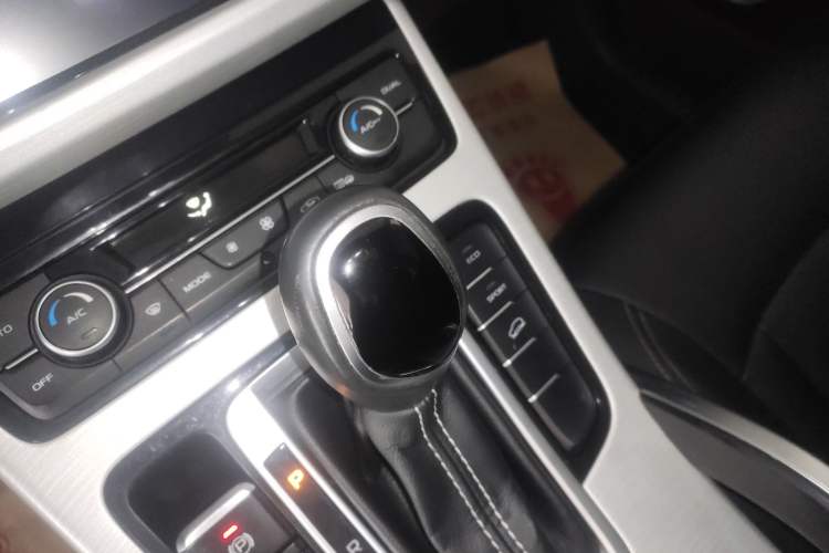 Used Geely Auto Emgrand X7 Sport 2018 1.8TD Automatic Two-Wheel Drive Zhiya Model Gear Lever