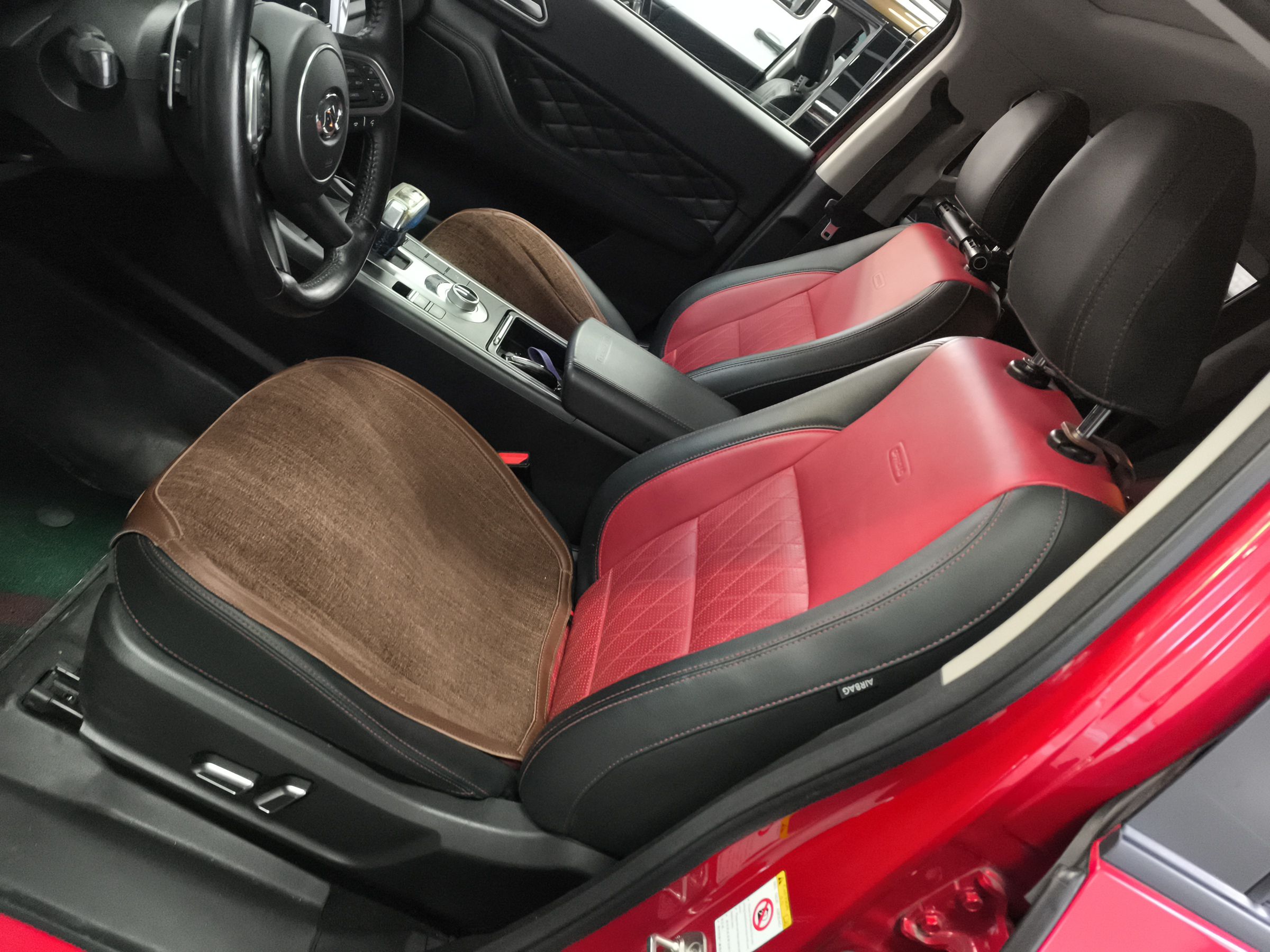 Переднее сиденье в автомобиле