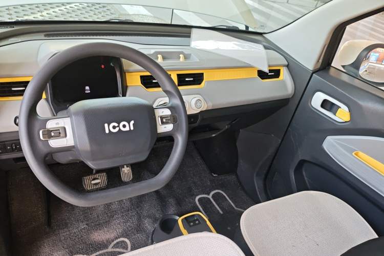 Used Chery QQ Ice Cream 2022 170km Sundae Phosphate Lithium-Ion Center Console