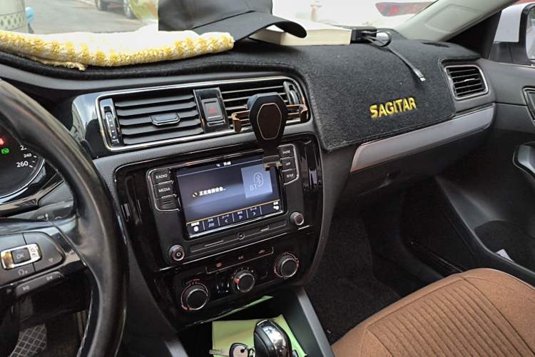 Used Volkswagen Sagitar 2018 1.6L Automatic Comfort Model Audio And AC Panel