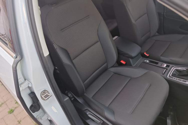 Used Volkswagen Golf 2017 1.6L Automatic Comfort Million-Vehicle Anniversary Edition
