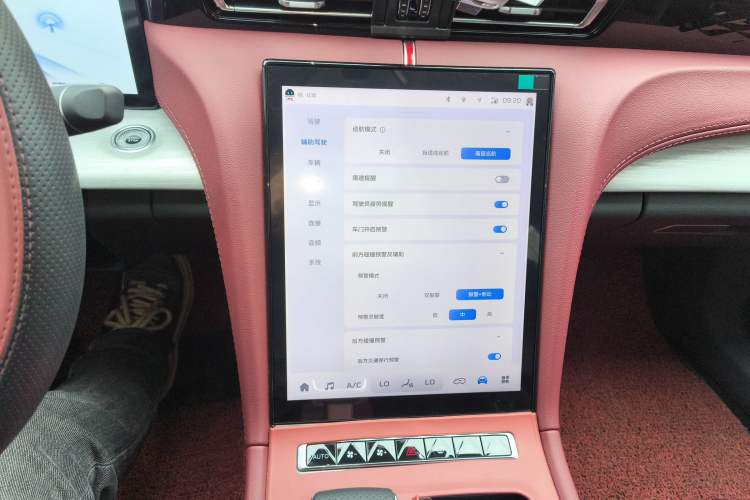 Used Hongqi H5 2025 2.0T Automatic Flag Edition – 500 000 Units Commemorative Version Audio And AC Panel