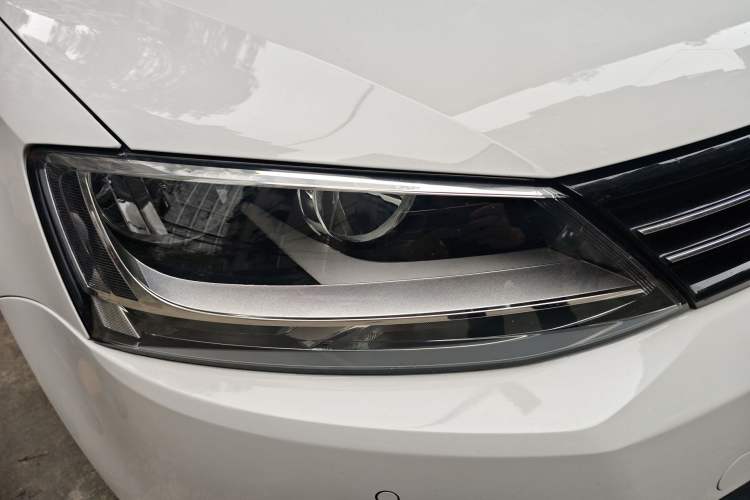 Used Volkswagen Sagitar 2012 1.4TSI Automatic Luxury Edition Right Front Headlight