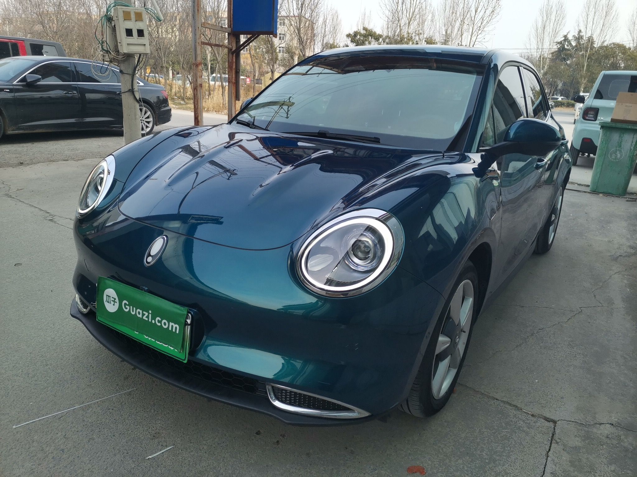 تحت مقدمة السيارة