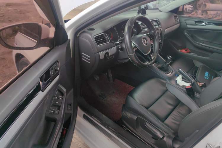 Used Volkswagen Sagitar 2015 1.6L Manual Comfort Model