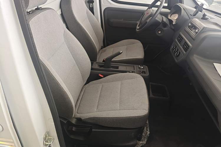 Used Wuling Yangguang 2024 300km Range Practical Window-Sealed Version 60kW Right Front Seat