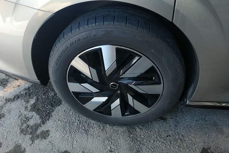 Used Volvo EM90 2025 Ultra Six-Seater
