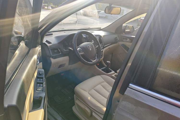 Used Baojun 730 2015 1.8L Manual Luxury Navigation ESP Version 7-seater
