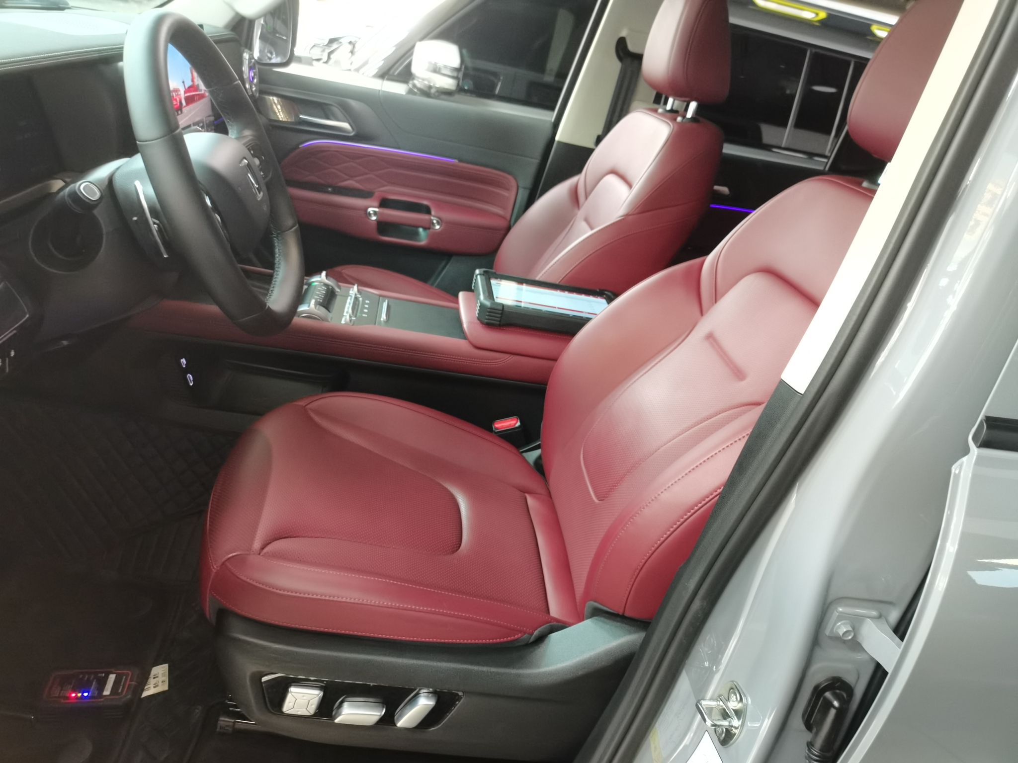 المقاعد الأمامية داخل السيارة