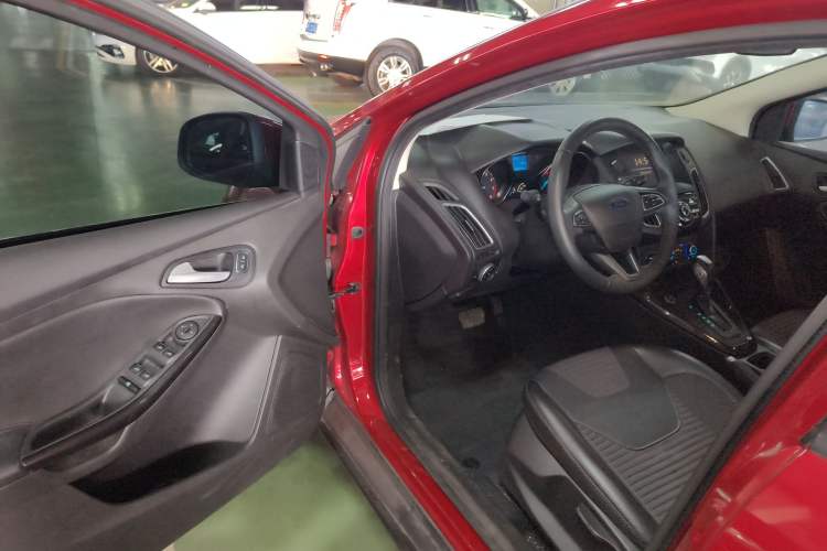 Used Ford Focus 2018 Hatchback Classic 1.6L Automatic Trendy SmartDrive Edition
