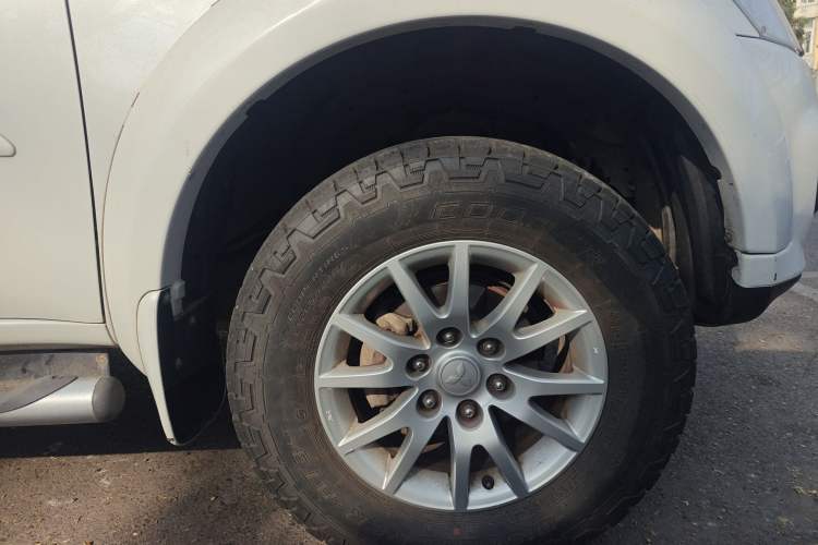 Used Mitsubishi Pajero Sport 2013 3.0L Automatic 4x4 Executive Edition Right Front Wheel Hub