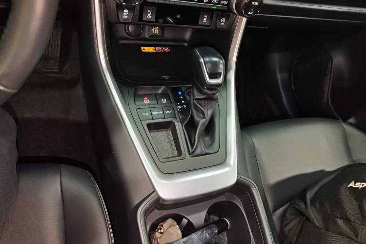 Used Toyota RAV4 2023 2.0L CVT Two-Wheel Drive Fashion Plus Edition Gear Lever