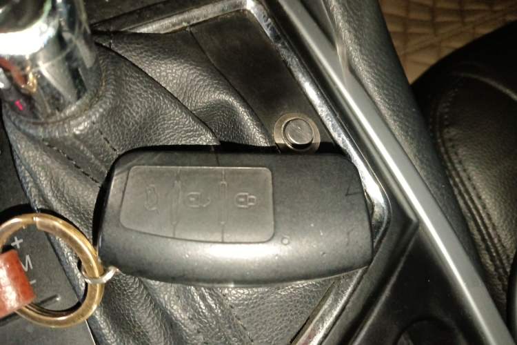 Used JMC Yusheng S350 2013 2.4T Automatic 4x4 Diesel Luxury 5-Seater Interior 1