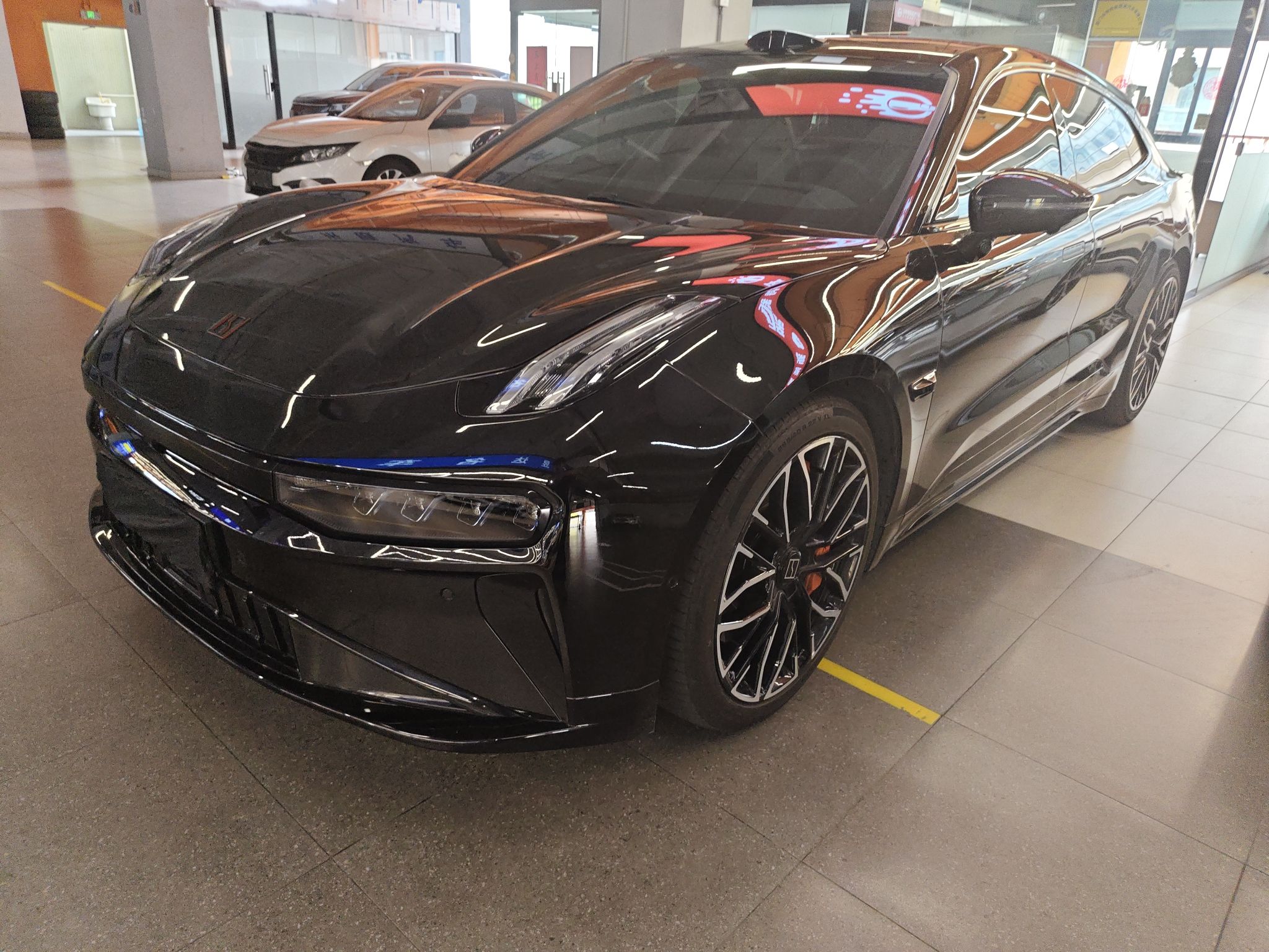 تحت مقدمة السيارة