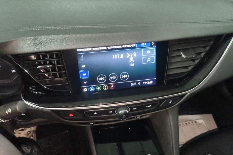 Used Buick Regal 2024 25T Deluxe Edition Audio And AC Panel