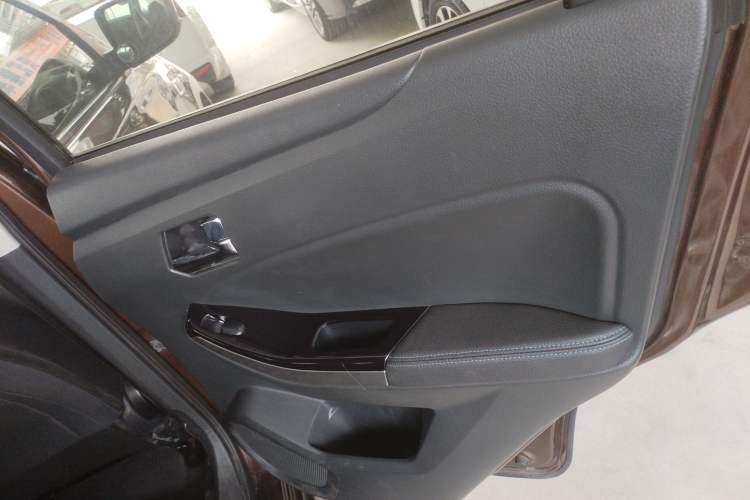 Used Venucia T70 2016 2.0L CVT Smart Choice Edition
