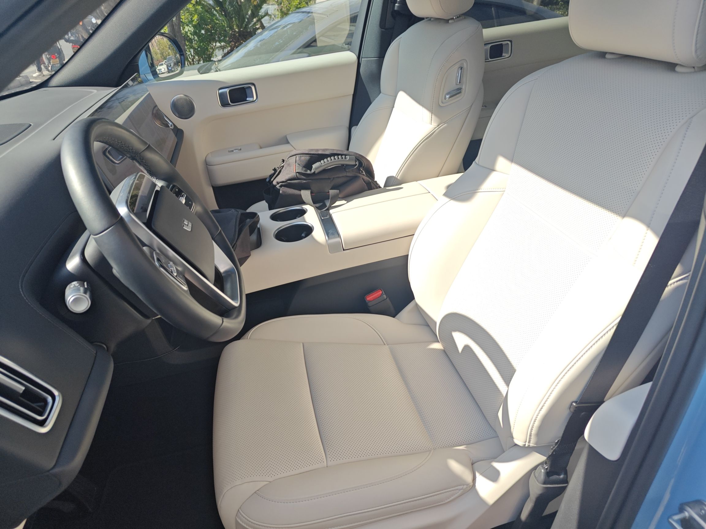 المقاعد الأمامية داخل السيارة