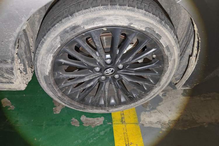 Used Toyota Avalon 2019 2.5L Touring Premium Version China VI Standard Right Front Wheel Hub